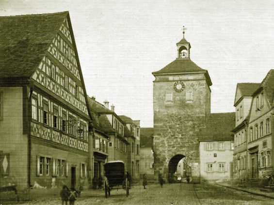 Foto von 1926 mit einer Kutsche, dem zeitgenössischem Transportmittel. Das Haus neben dem Turm hält sein konstruktives Fachwerk mit Putz bedeckt.