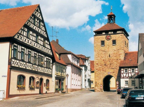 Das Zierfachwerk des Gasthofes Krone      entstand um 1630. Es zeigt Feuerböcke mit   Augen, in der unteren Reihe auch dünne Andreaskreuze mit Scheiben in den Kreuzungspunkten. Außerdem geschuppte Zylindersäulen in den Eckpfosten mit eingelassenen Weintrauben.