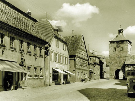 Foto von 1952 mit den Häusern Hauptstraße 13 und 15.