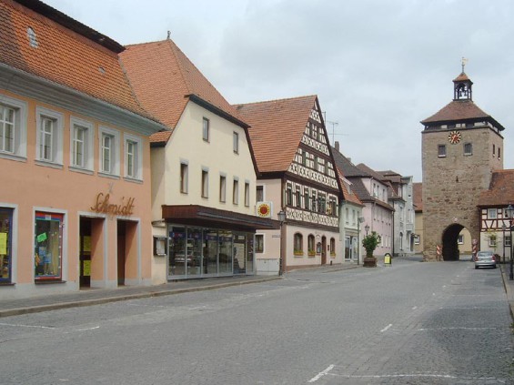Hauptstraße 13 und 15 nach der Umgestaltung zum Modernen.